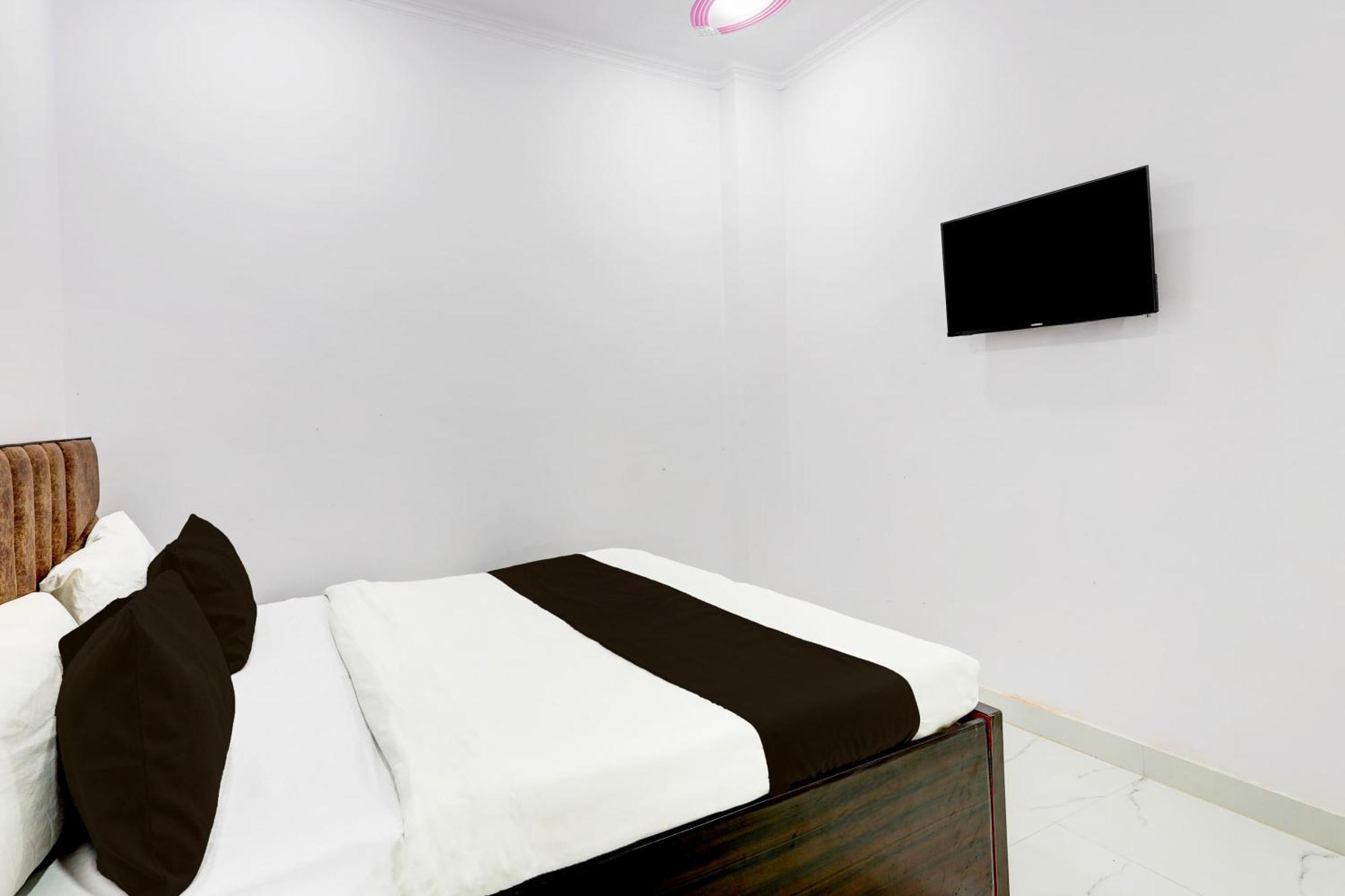 Hotel The Arrow Near Paschim Vihar Delhi  Esterno foto