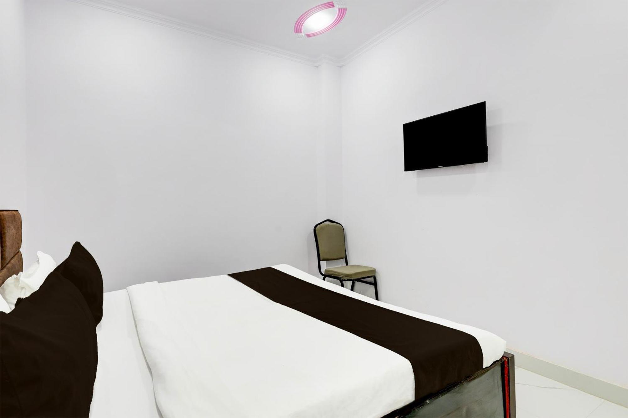 Hotel The Arrow Near Paschim Vihar Delhi  Esterno foto