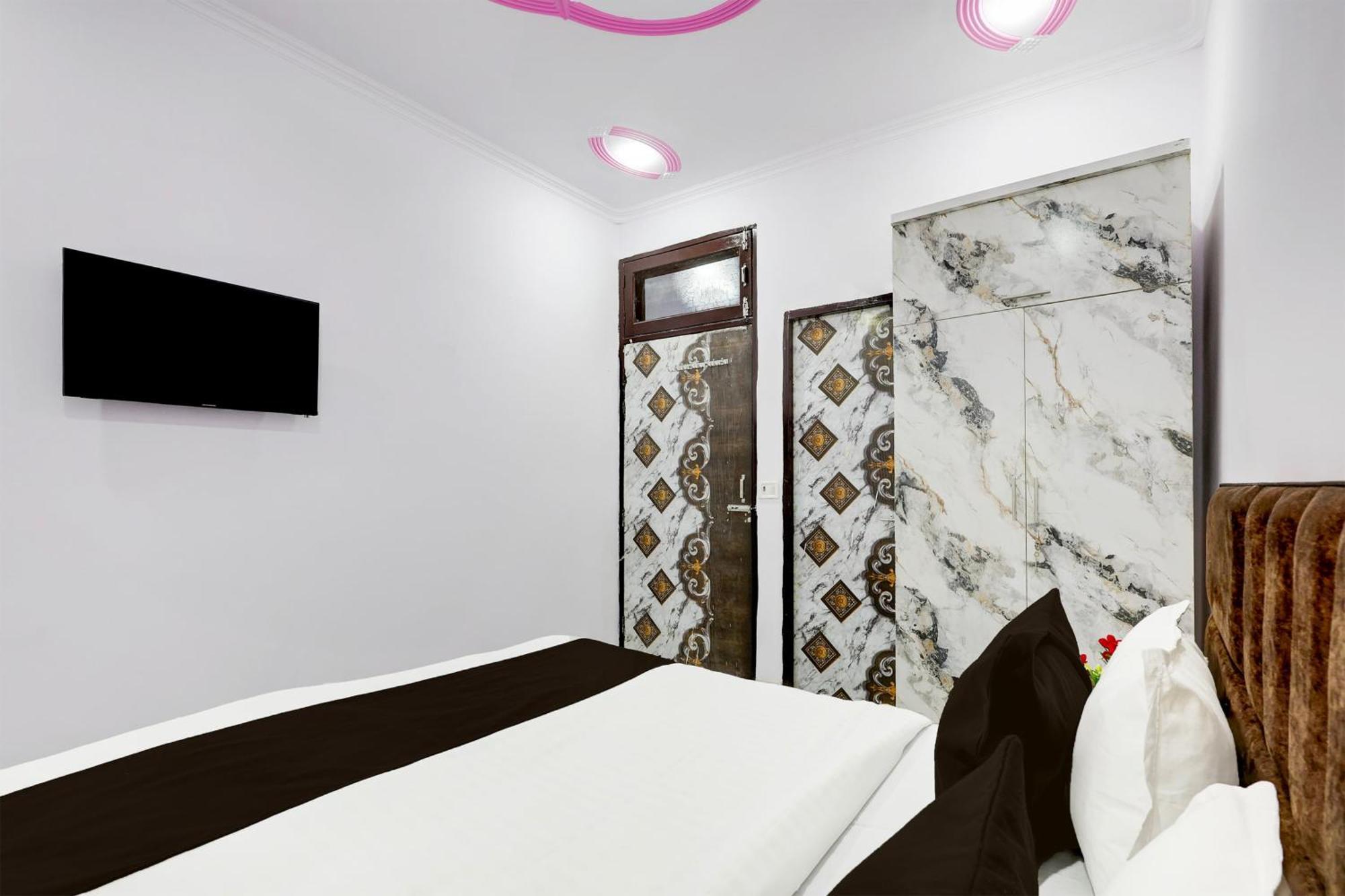 Hotel The Arrow Near Paschim Vihar Delhi  Esterno foto